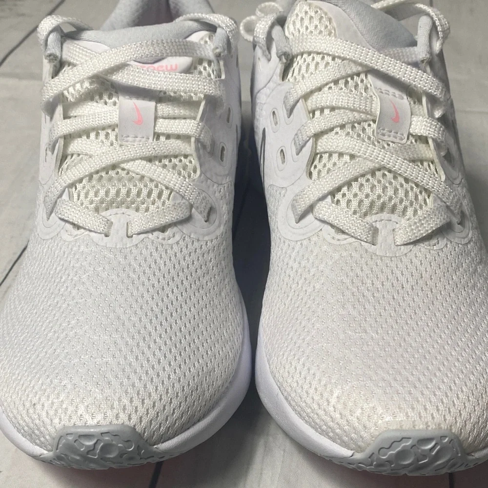 Nike Renew Women’s Running Shoes White/Silver with Pink Sole Size 8.5 NWOT - Picture 11 of 11